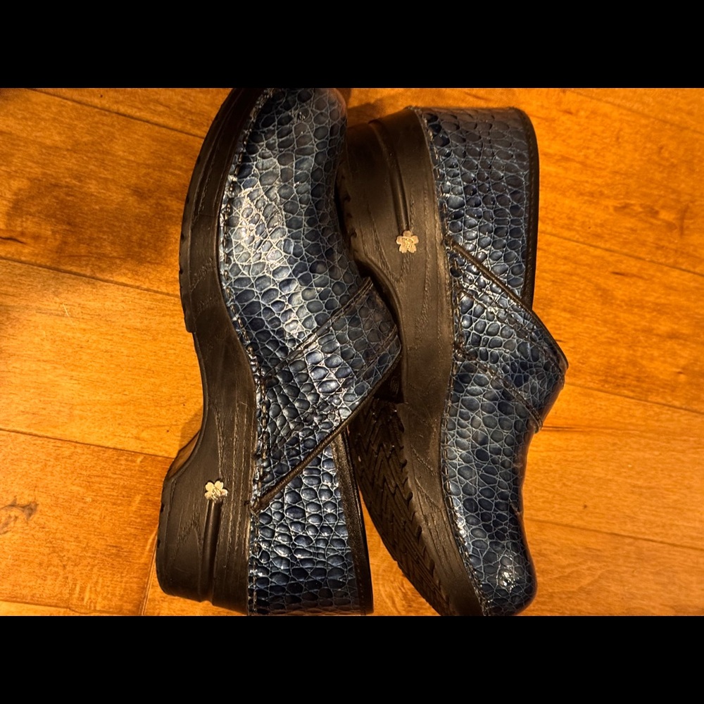 NWOT Koi Sanita Blue Croc Pattern Clogs